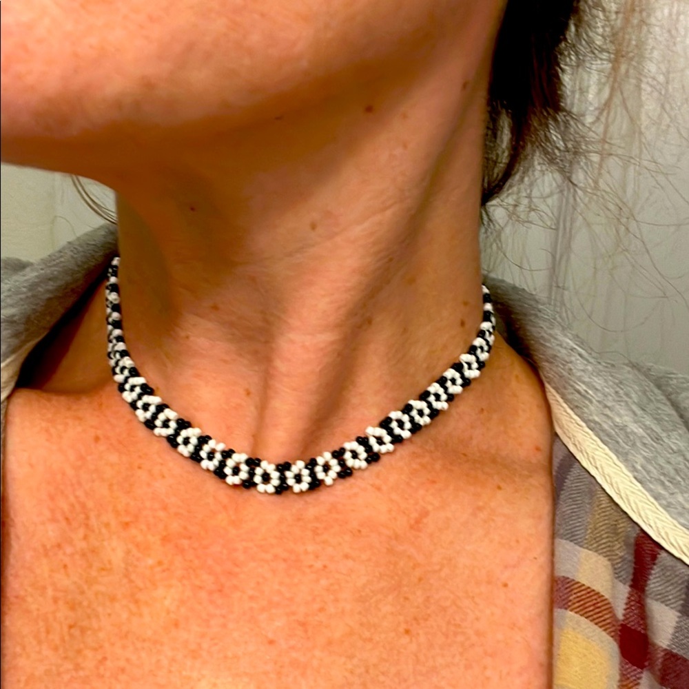 Black and white daisy choker necklace vintage 90s and Y2K